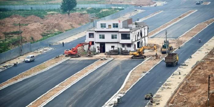 Nolak Gusuran, 3 Rumah Ini Malah Nangkring Sendirian di Tengah Jalan